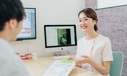 矯正治療について患者さんに説明するセンター南やまもと矯正歯科の衛生士