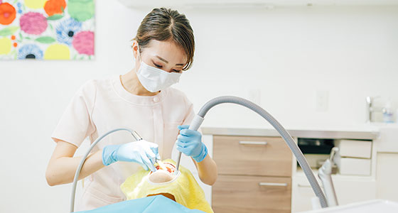 口腔内をクリーニングするセンター南やまもと矯正歯科の歯科衛生士